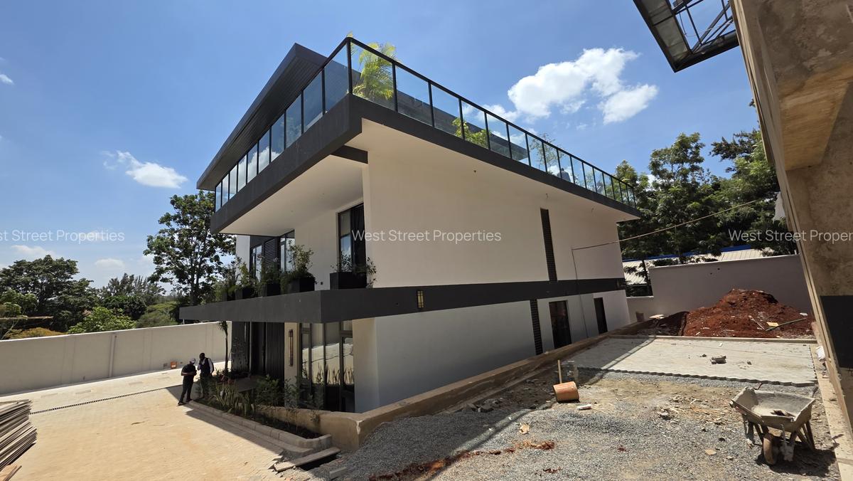 6 Bed Villa with En Suite in Lavington - 1