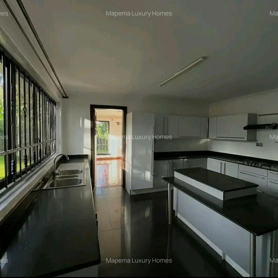 5 Bed House with En Suite at Old Runda - 2