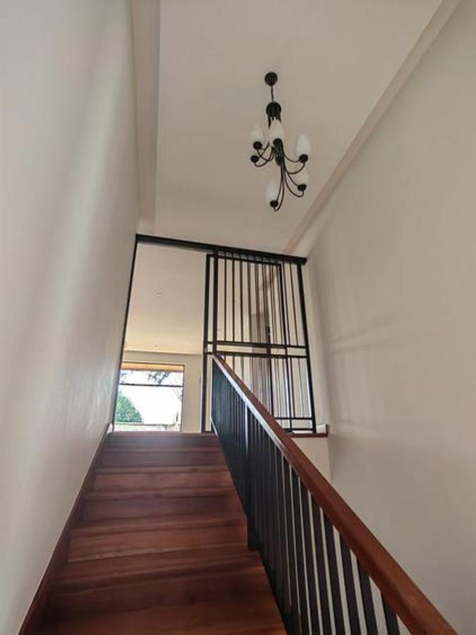 5 Bed Townhouse with En Suite at Lavington - 12