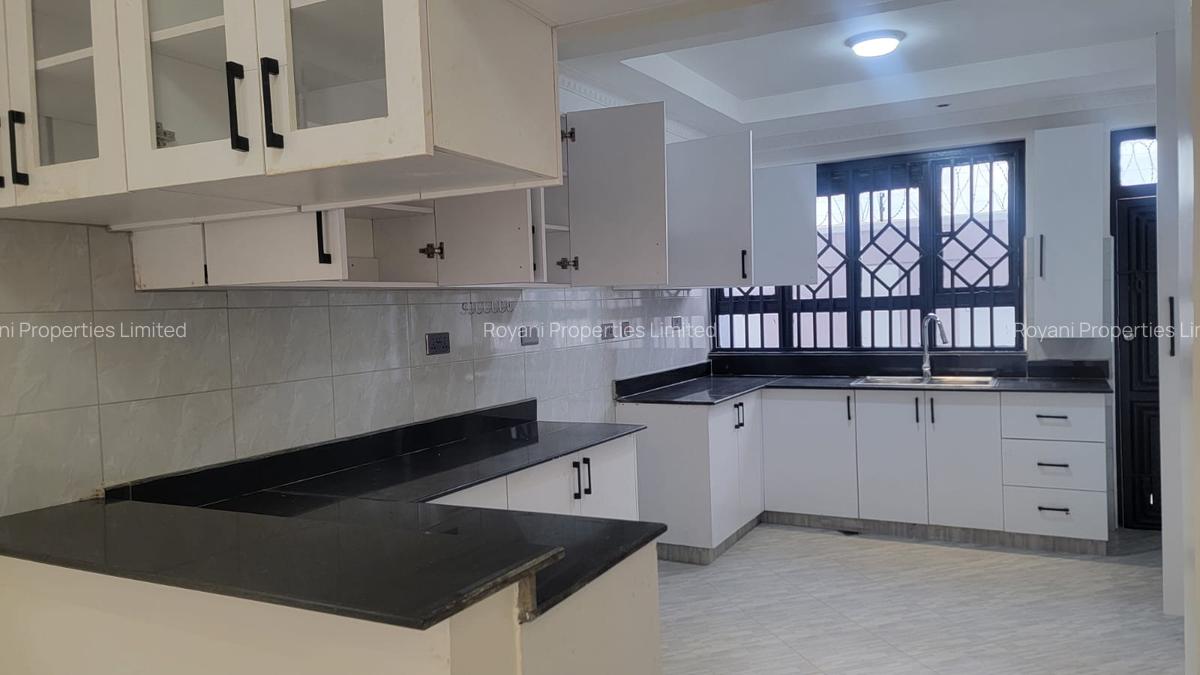 6 Bed House with En Suite in Membley - 5