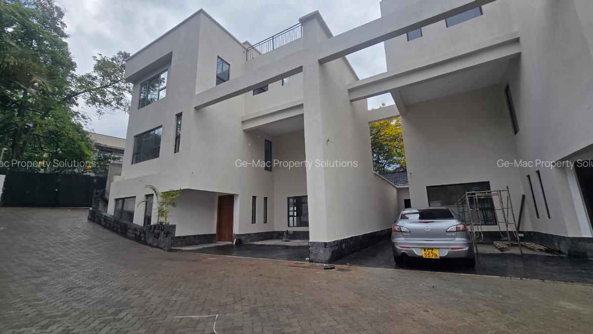 5 Bed House with En Suite in Lavington - 2