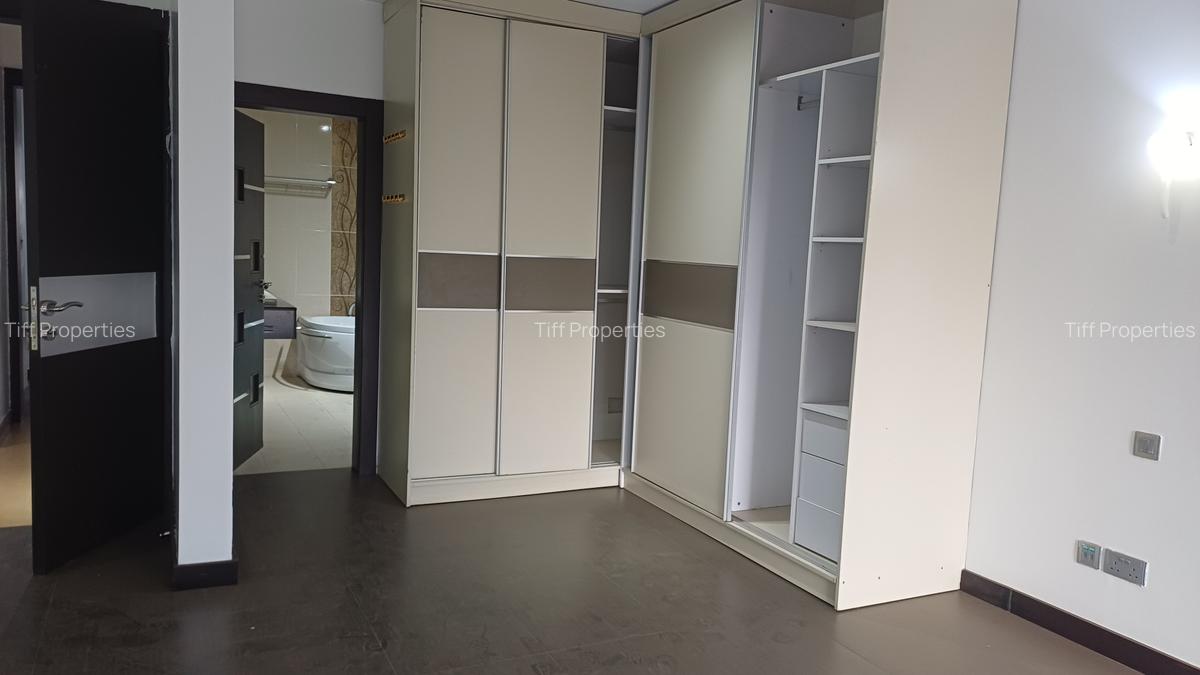 3 Bed Apartment in Riverside - 6