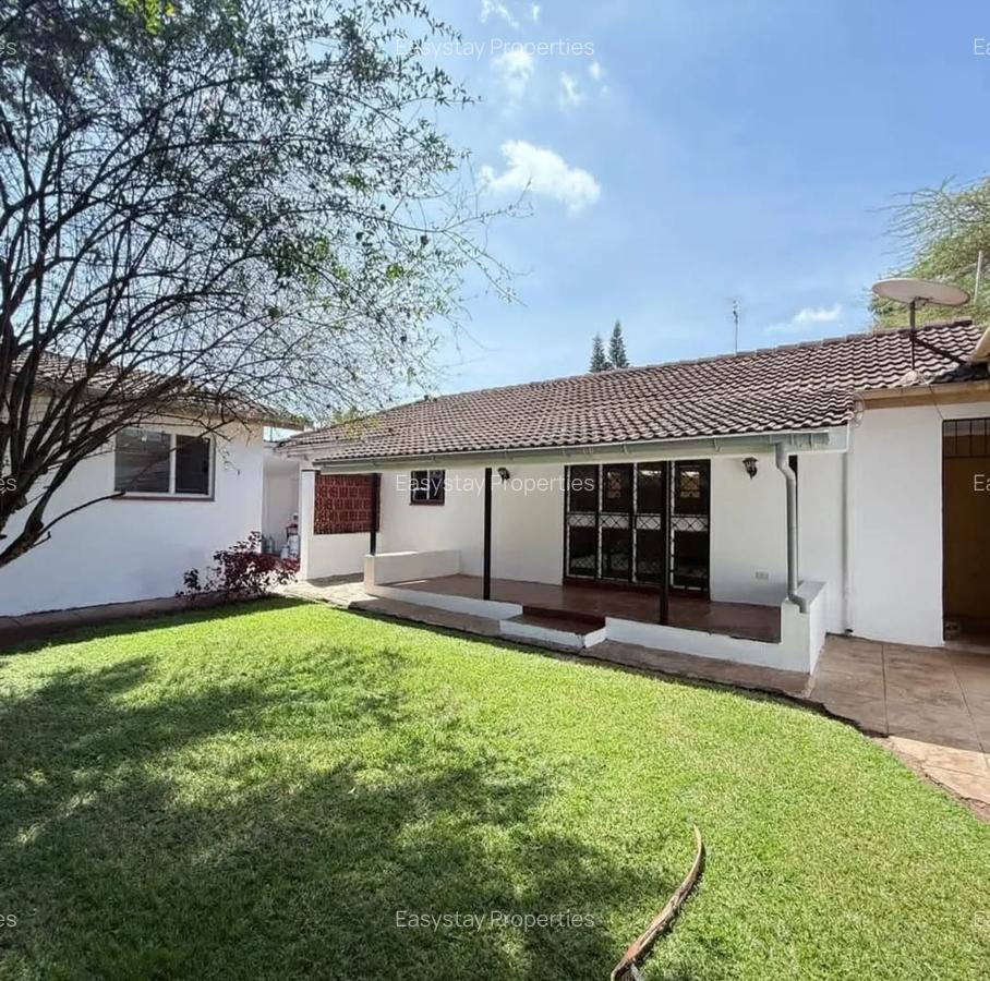 3 Bed House with En Suite in Lavington - 1