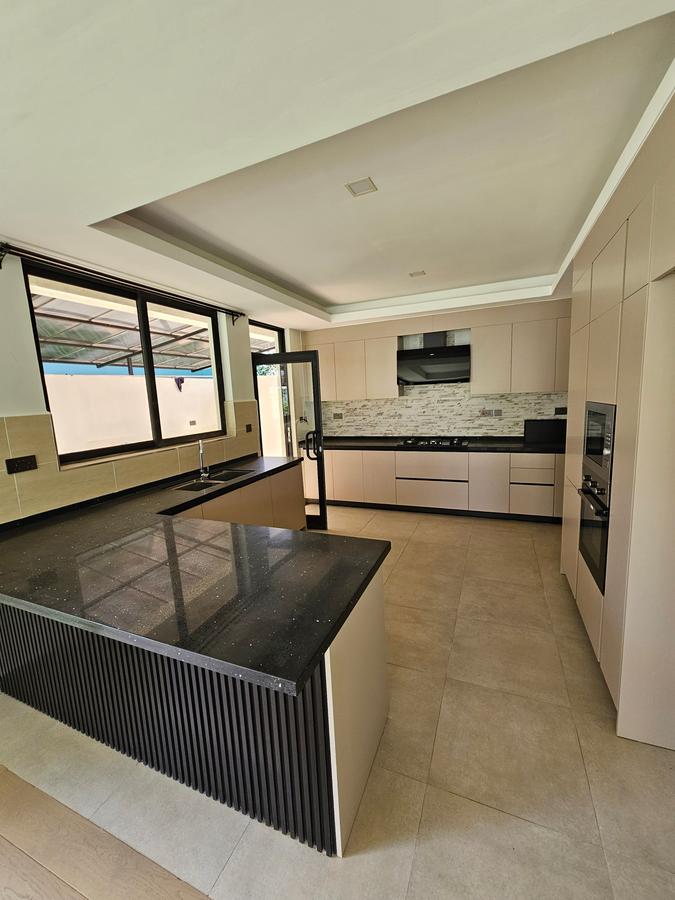 4 Bed Townhouse with En Suite at Lavington - 11