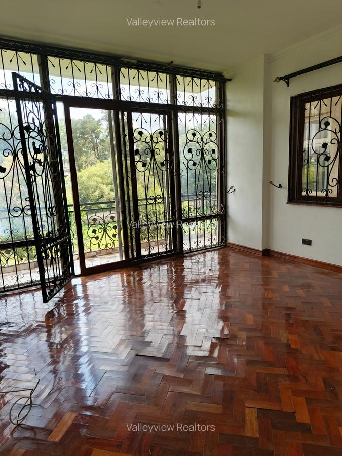 5 Bed Townhouse with En Suite at Lavington - 4