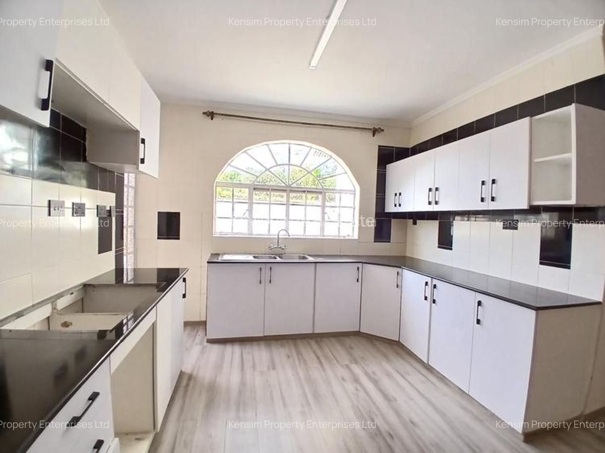 5 Bed Townhouse with En Suite in Lavington - 3