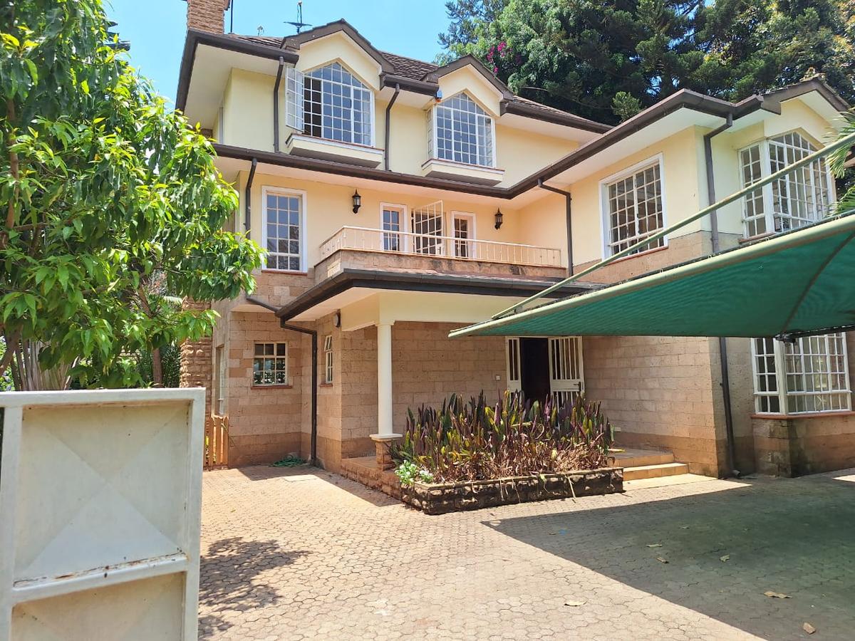 5 Bed Townhouse with En Suite in Lavington - 2