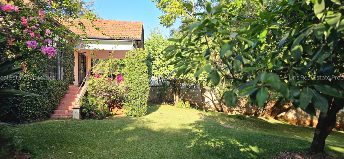 4 Bed House with En Suite in Lavington - 2