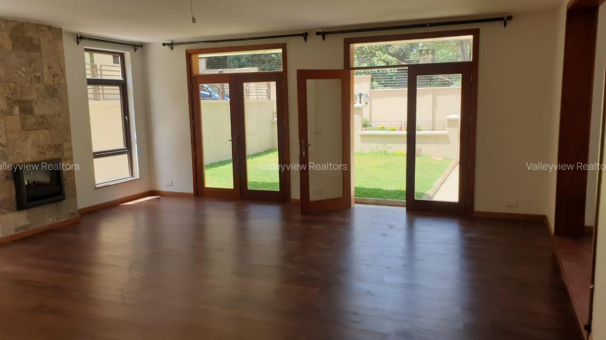 5 Bed Townhouse with En Suite at Lavington - 10