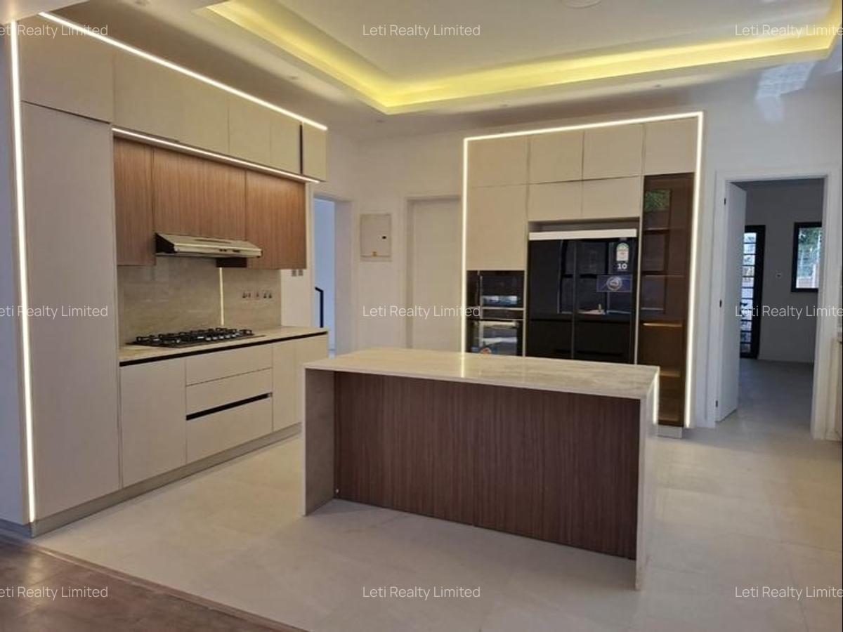 5 Bed Townhouse with En Suite in Lavington - 6