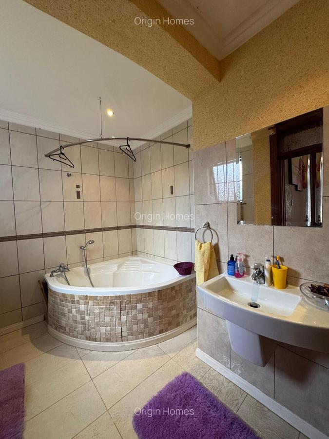 4 Bed House with En Suite in Runda - 8