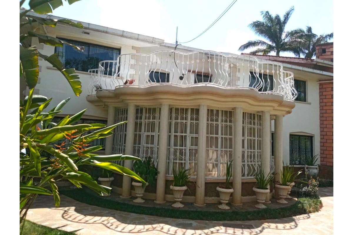 6 Bed House with En Suite in Lavington - 2