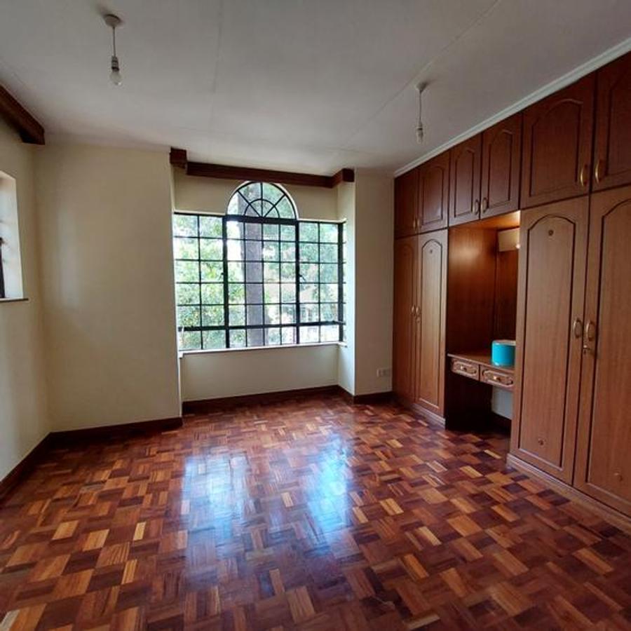 5 Bed Townhouse with En Suite at Lavington - 7