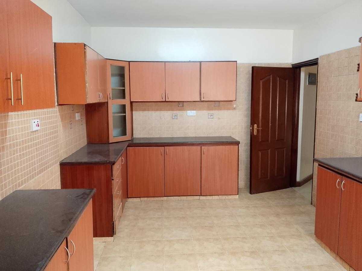 5 Bed Townhouse with En Suite at Lavington - 7