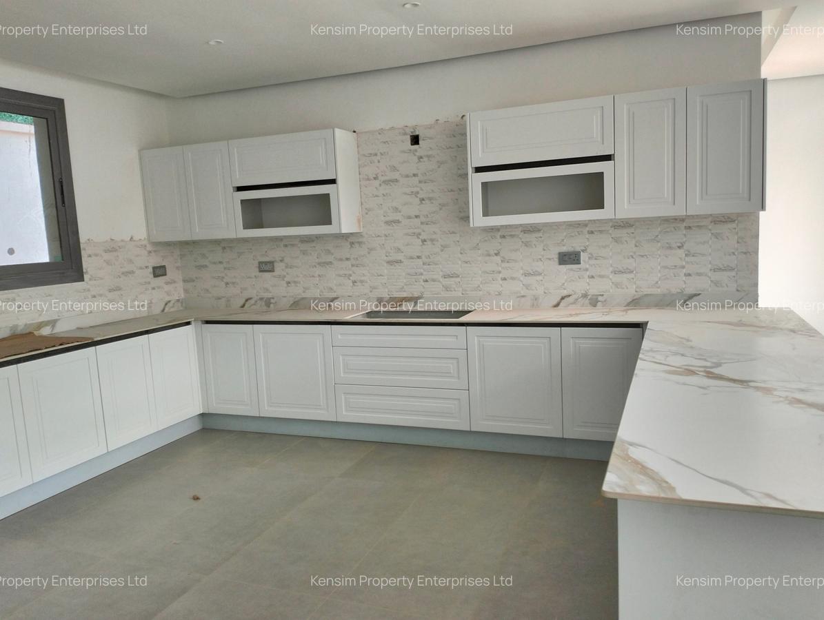 5 Bed Townhouse with En Suite in Lavington - 12