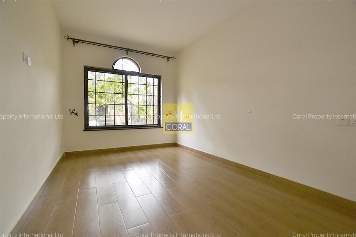 3 Bed Apartment in Riverside - 6