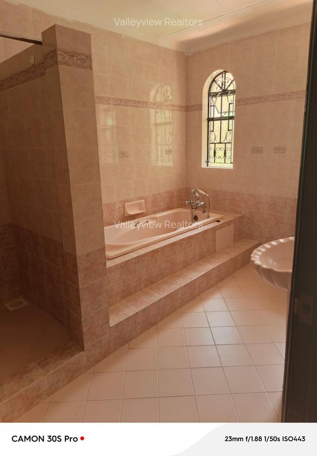 5 Bed Townhouse with En Suite at Riverside - 16