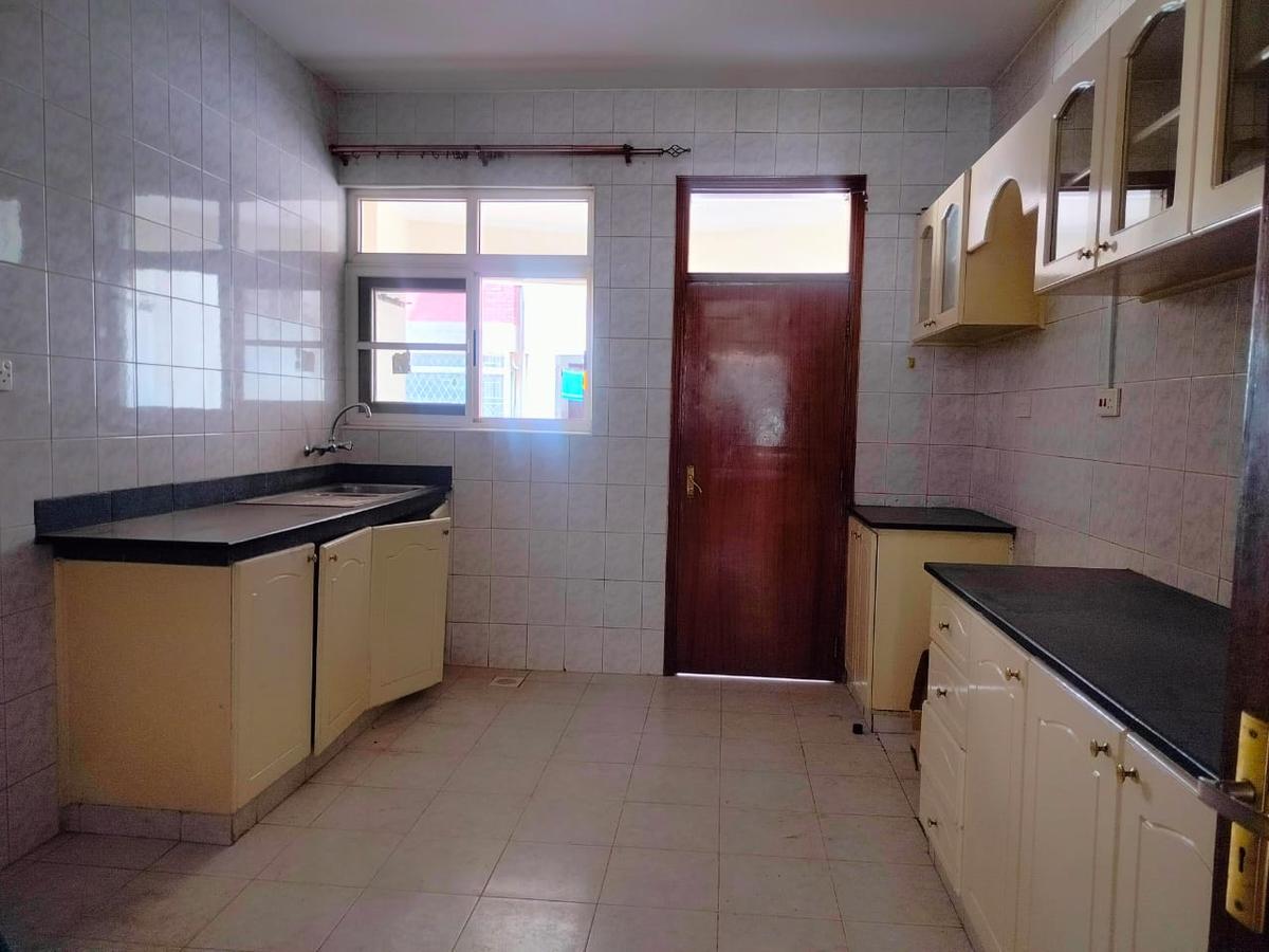 4 Bed Apartment with En Suite in Rhapta Road - 4