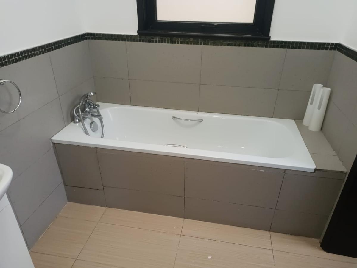 5 Bed Townhouse with En Suite at Lavington - 14
