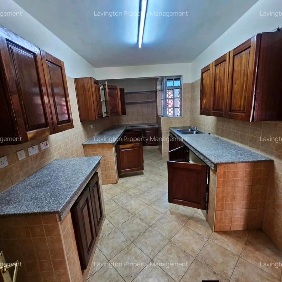 4 Bed Townhouse with En Suite at Valley Arcade - 4