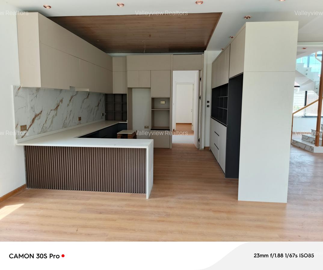 5 Bed Townhouse with En Suite at Lavington - 9