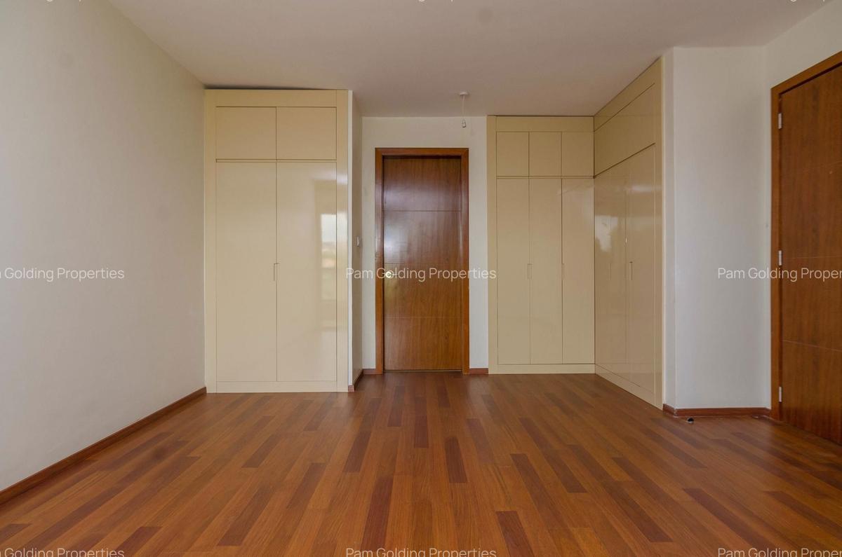 3 Bed Apartment with En Suite in Parklands - 16