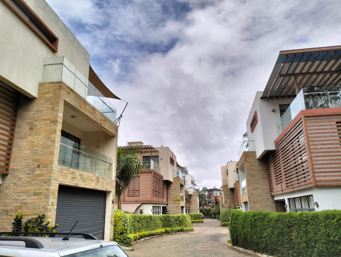 4 Bed Townhouse with En Suite at Lavington - 17