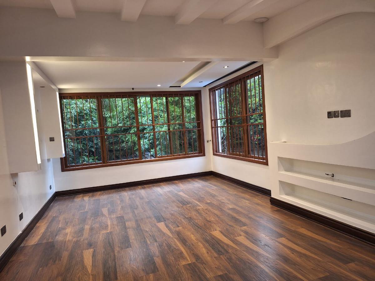 6 Bed House with En Suite in Kyuna - 17