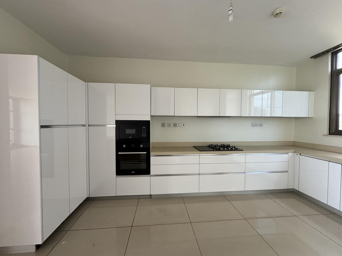 3 Bed Apartment with En Suite in Parklands - 7