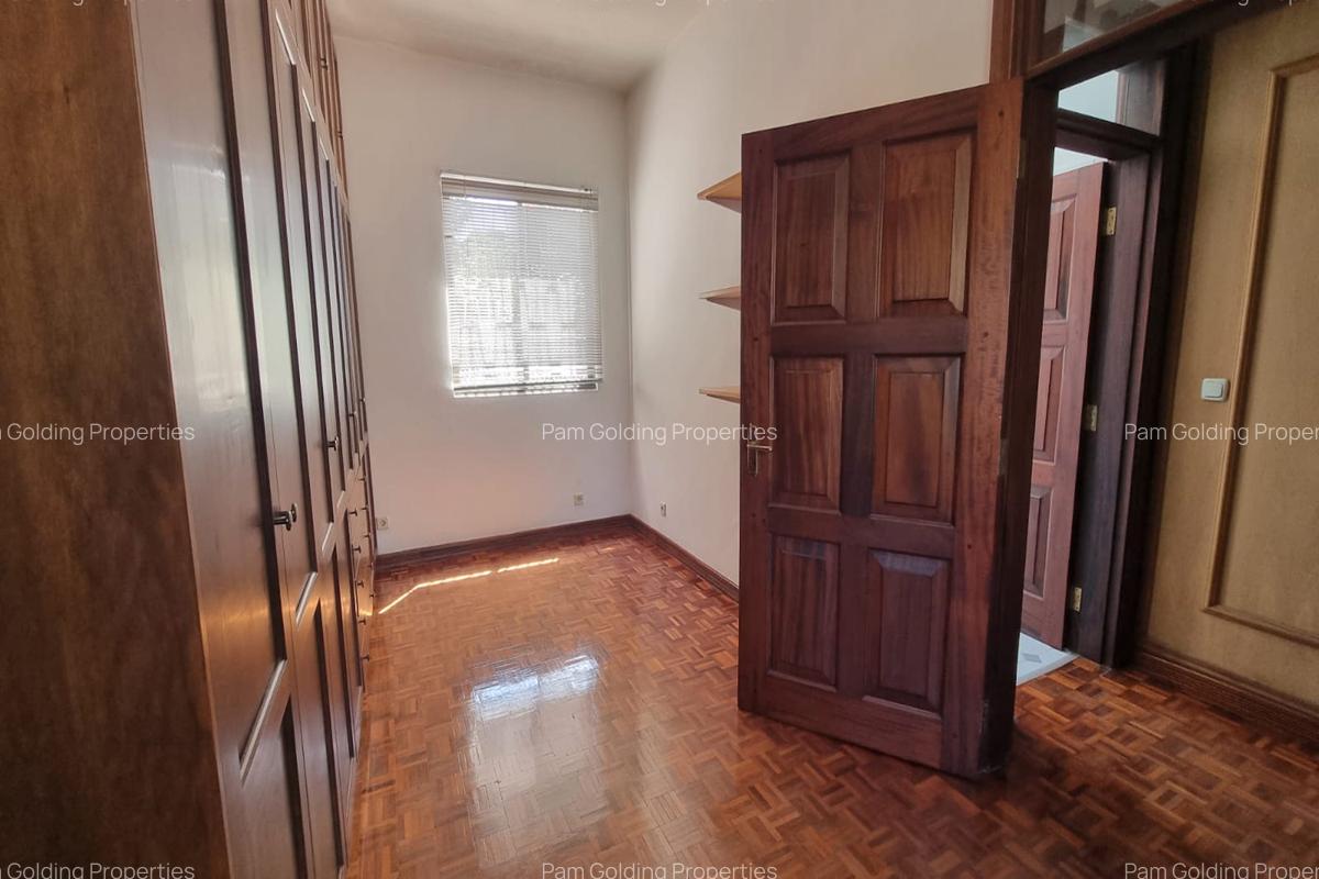 5 Bed House with Garden in Rosslyn - 7