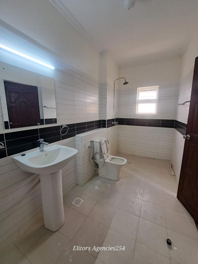 2 Bed Apartment with En Suite at Hatheru Road - 11