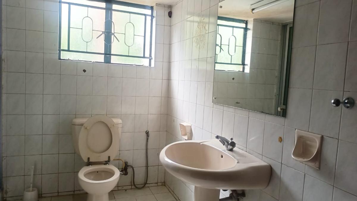 5 Bed House with En Suite in Lavington - 7