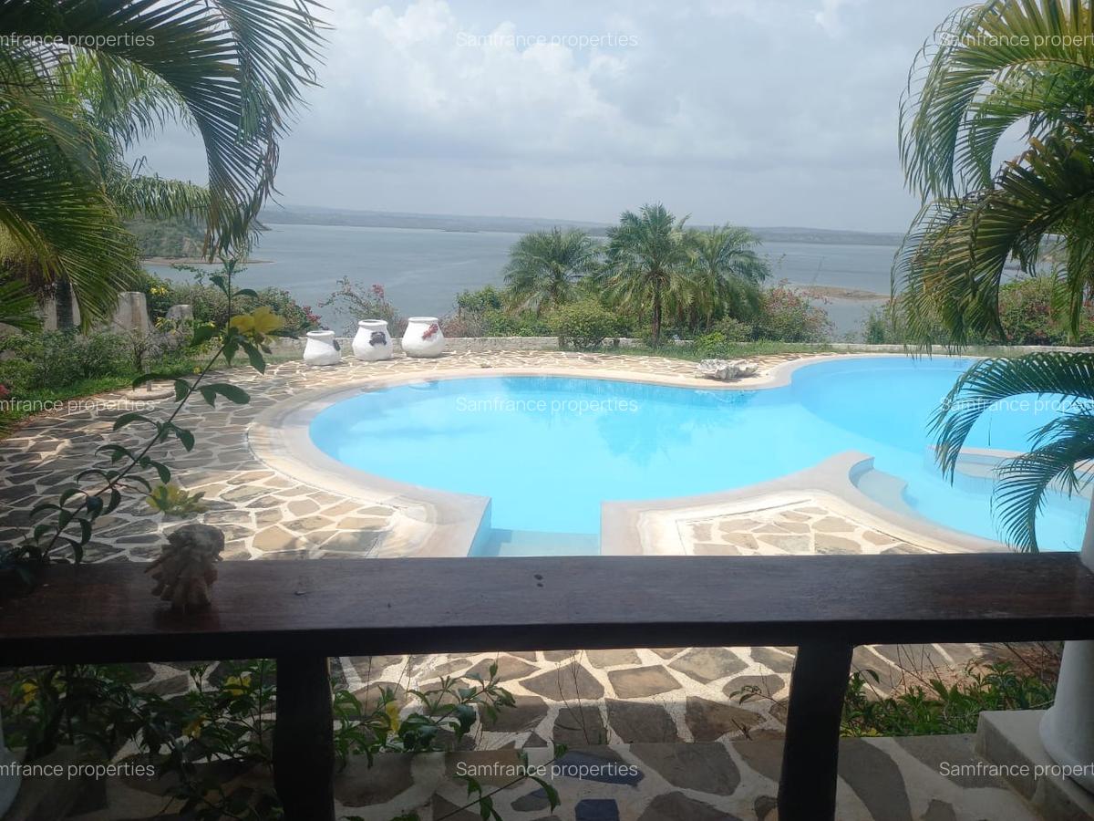 4 Bed Villa with En Suite at Bofa - 8