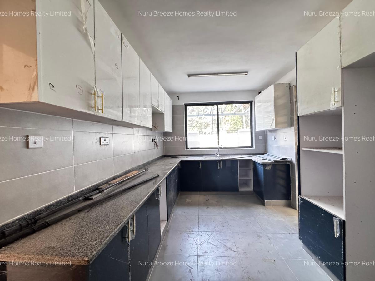 5 Bed Townhouse with En Suite in Lavington - 3
