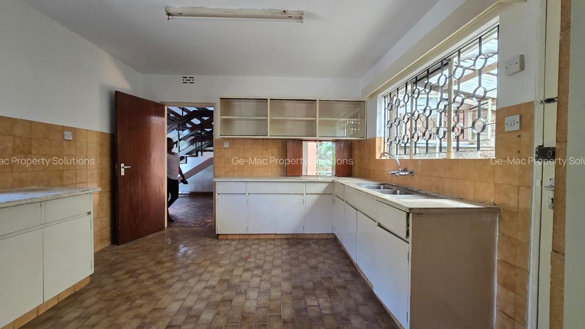 4 Bed House with En Suite in Lavington - 9