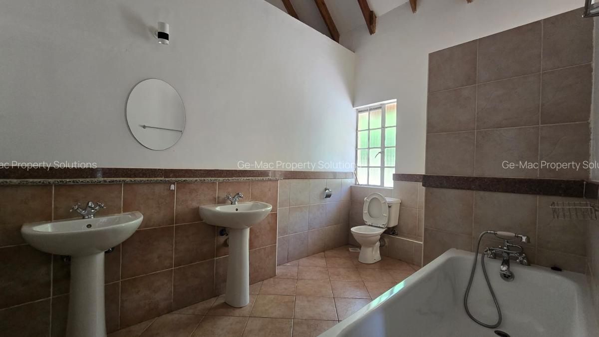 5 Bed House with En Suite at Lone Tree - 9