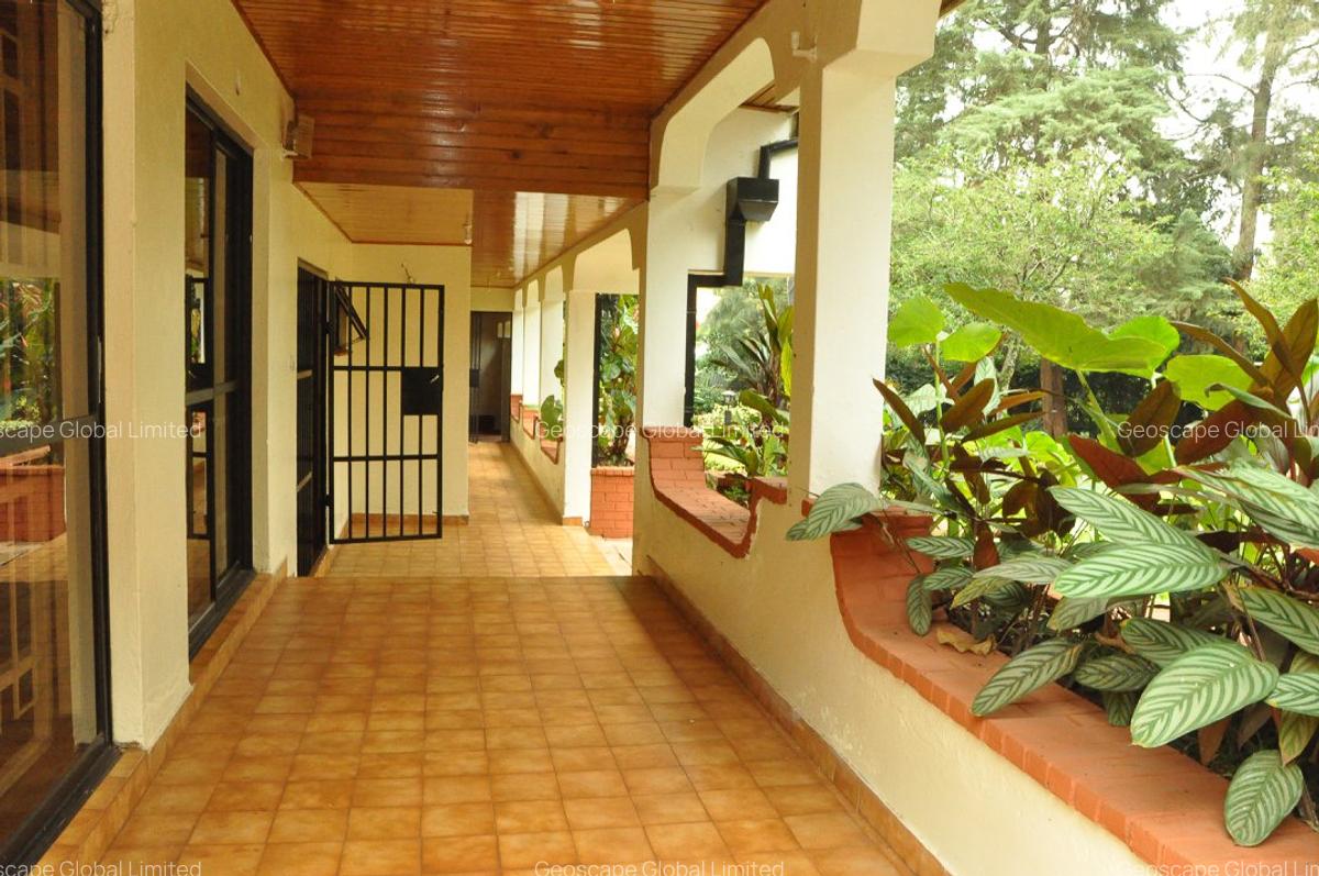 5 Bed House with En Suite in Nyari - 3