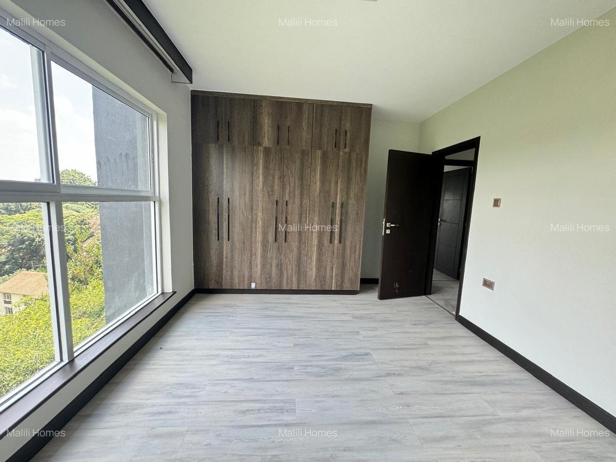 3 Bed Apartment in Riverside - 5