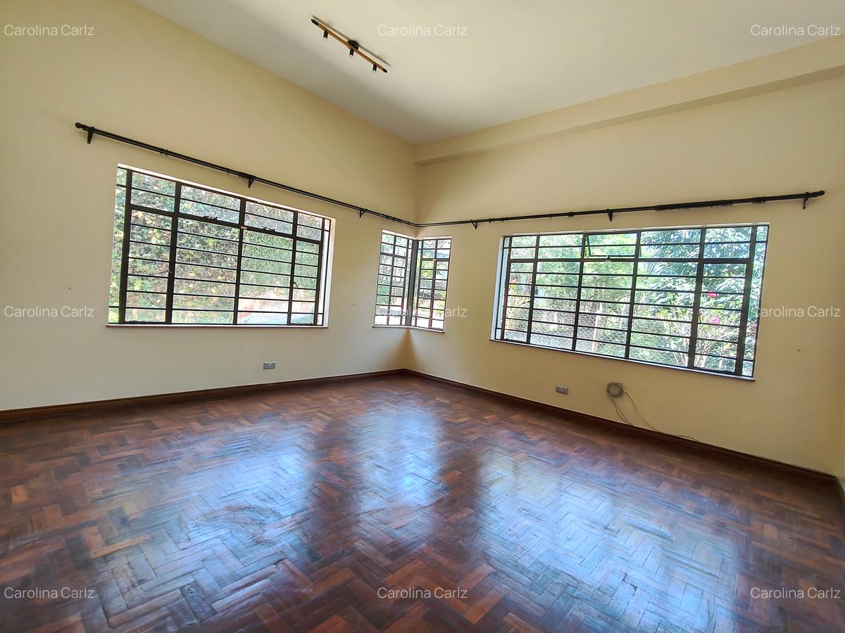 5 Bed House with En Suite in Lake View - 12