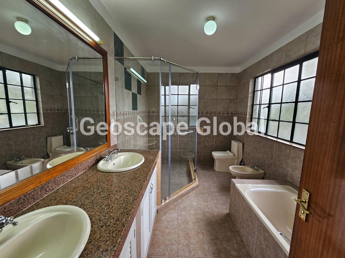 5 Bed House with En Suite in Spring Valley - 4