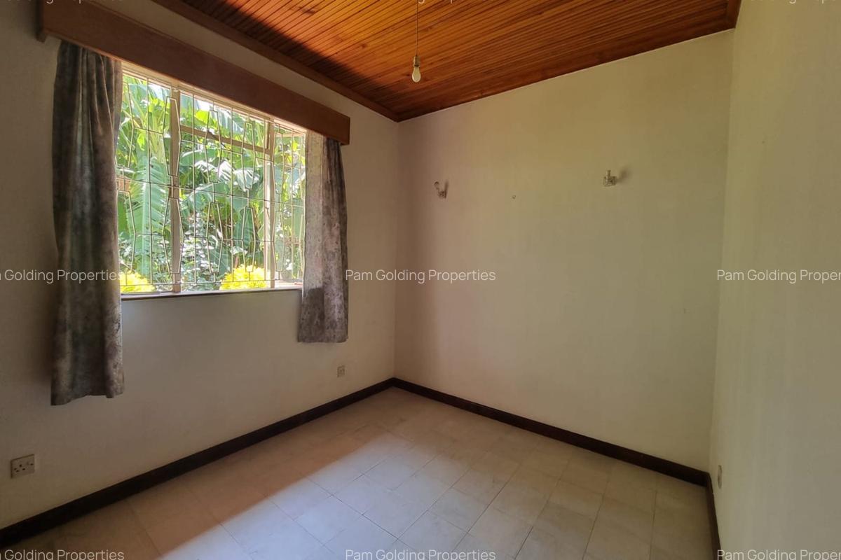 5 Bed House with Garden in Rosslyn - 10