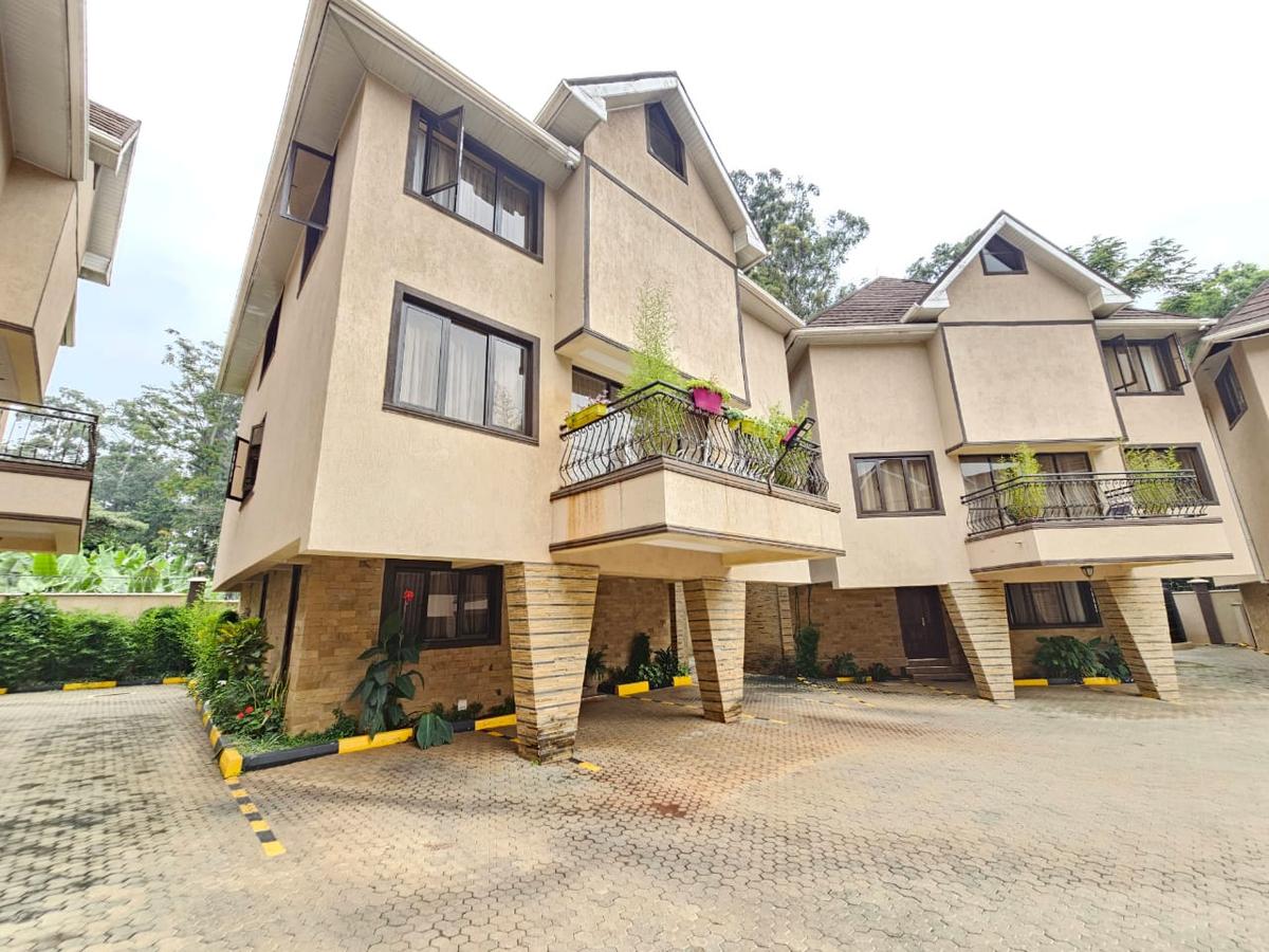 4 Bed House with En Suite in Lavington - 1