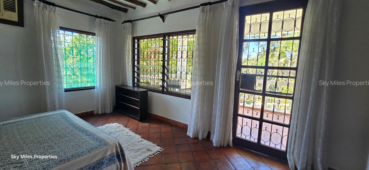 6 Bed Villa with En Suite at Aloo Drive Residence - 18