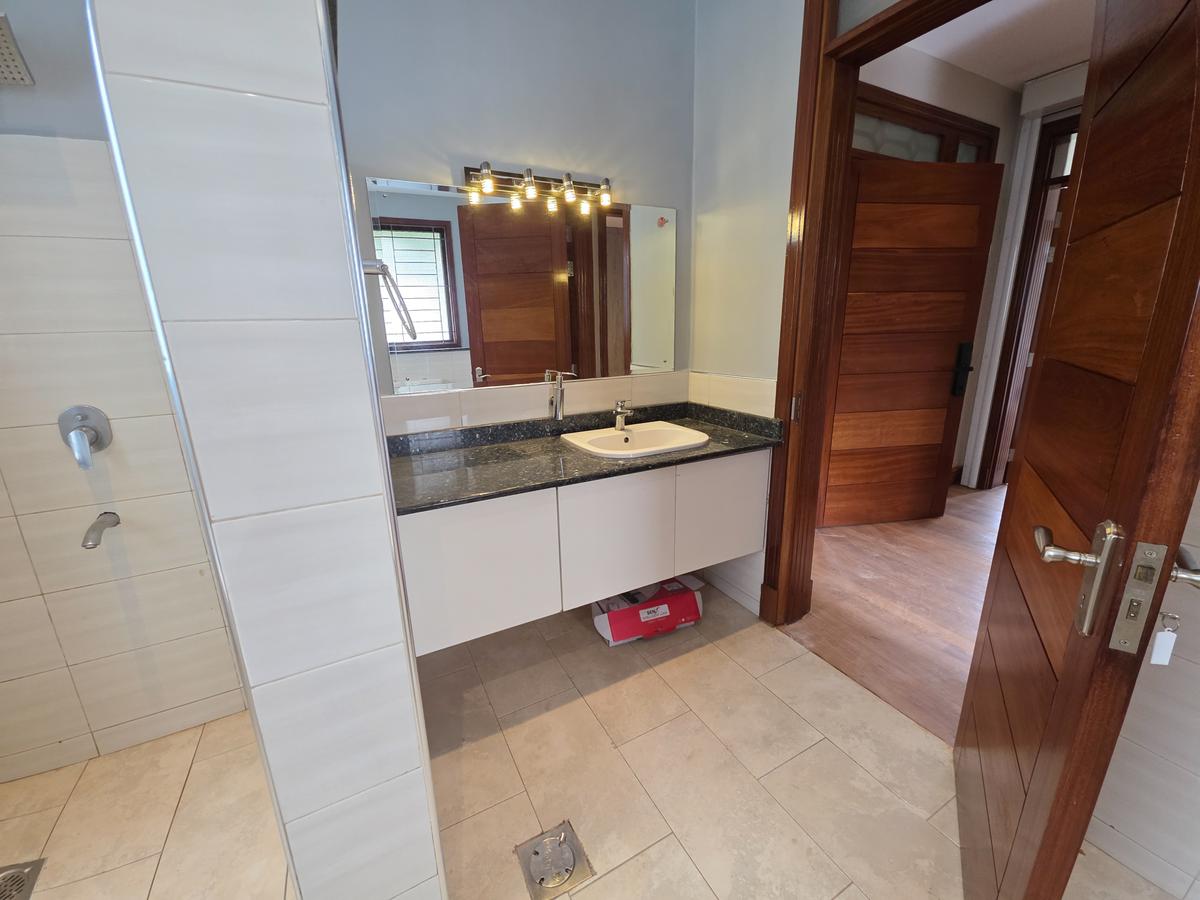 4 Bed House with En Suite in Runda - 12