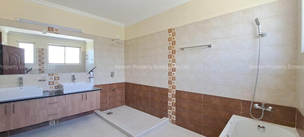 5 Bed Townhouse with En Suite in Kyuna - 10