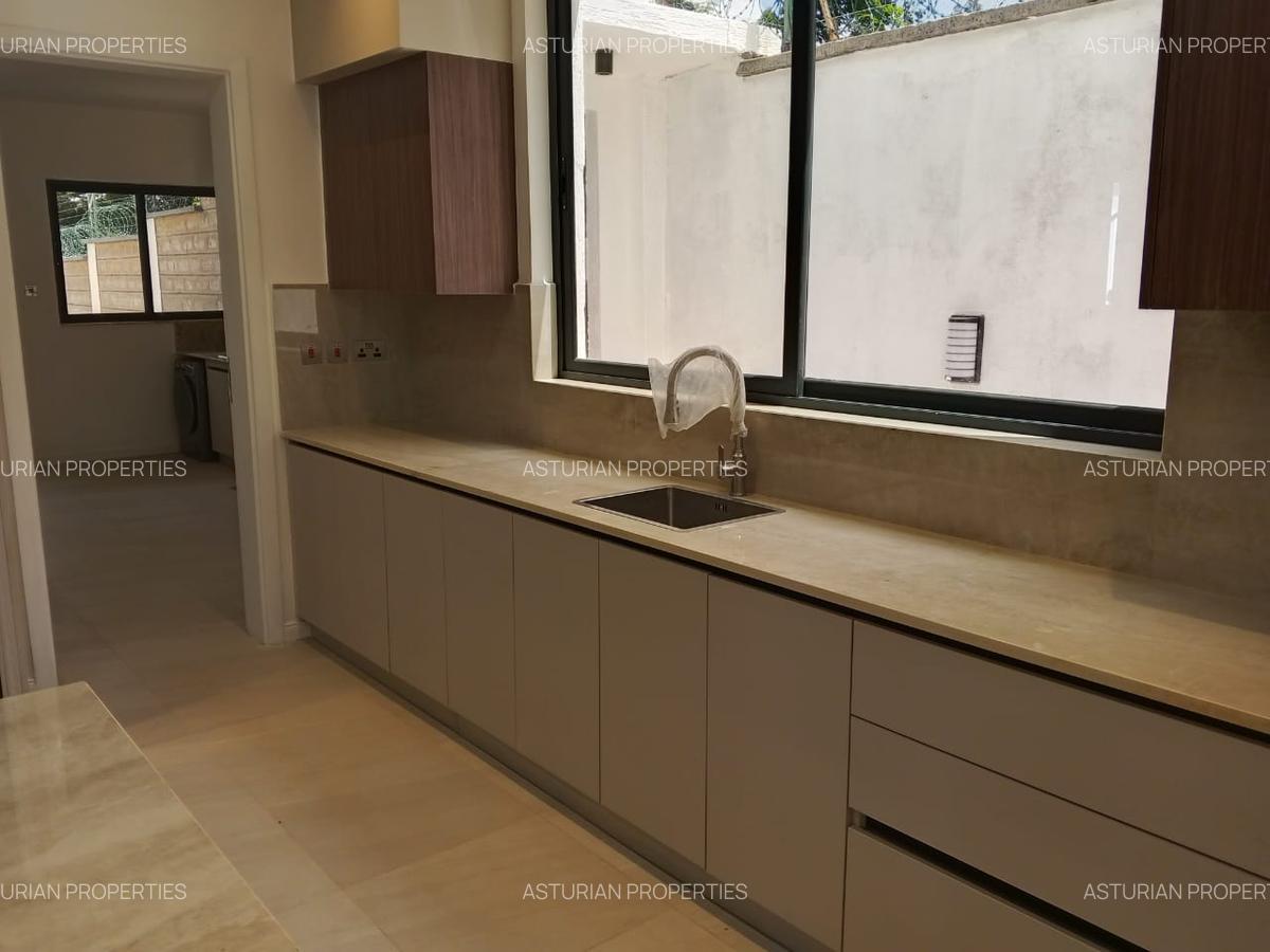 5 Bed Townhouse with En Suite in Lavington - 4