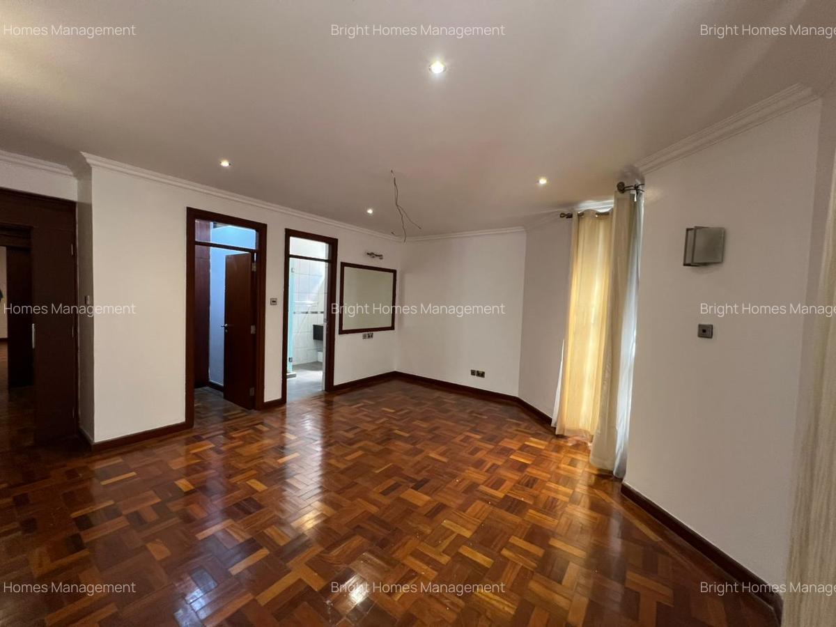 4 Bed Villa with En Suite in Spring Valley - 15