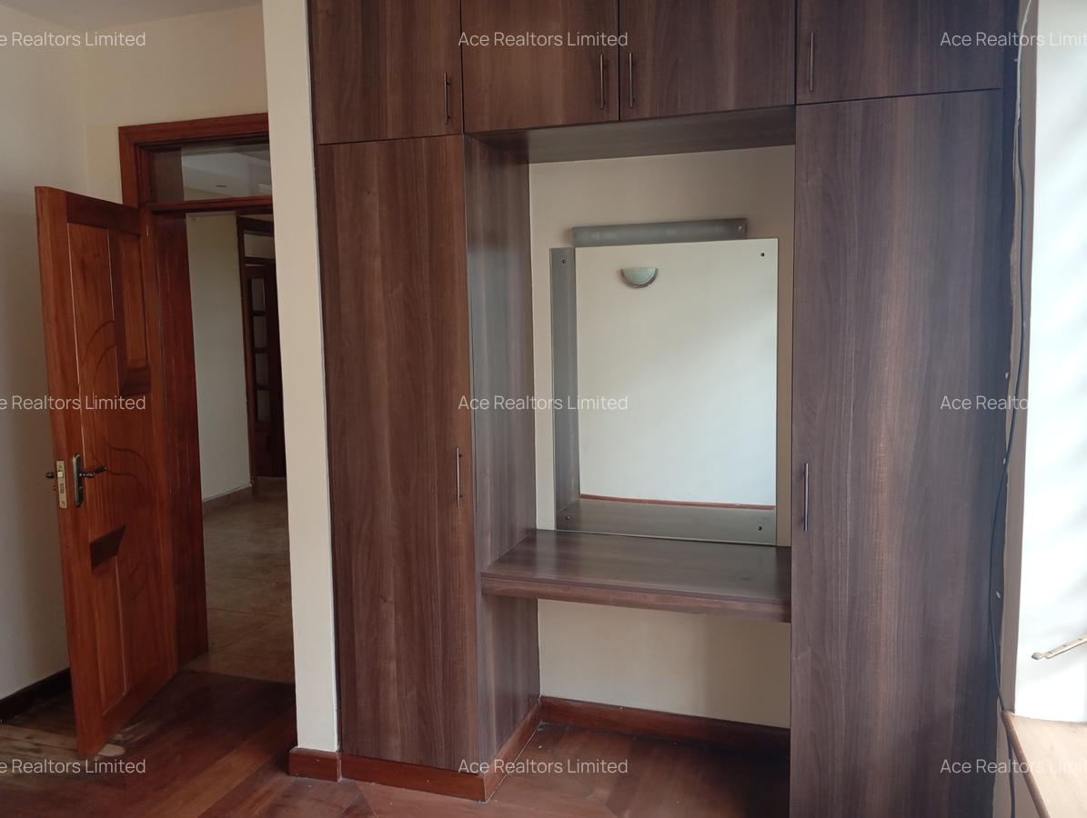 5 Bed Townhouse with En Suite at Lavington - 12