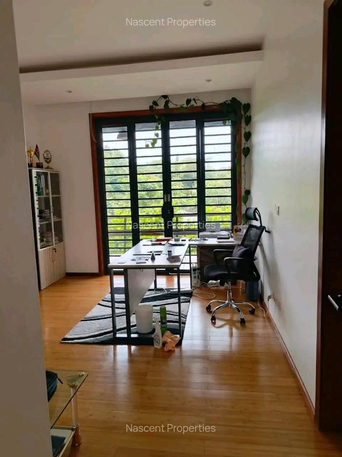 4 Bed House with En Suite in Rosslyn - 11