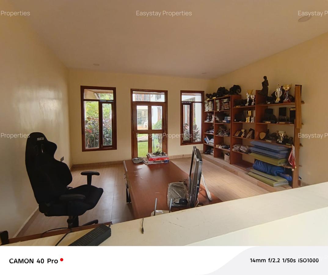 4 Bed House with En Suite in Ridgeways - 11